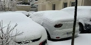 De ce este bine să nu lași mai multe zile zăpada să stea pe mașină. Ce riști dacă nu-ți deszăpezești automobilul în 24 de ore?