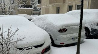 De ce este bine să nu lași mai multe zile zăpada să stea pe mașină. Ce riști dacă nu-ți deszăpezești automobilul în 24 de ore?