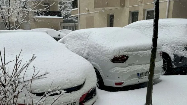 De ce este bine să nu lași mai multe zile zăpada să stea pe mașină. Ce riști dacă nu-ți deszăpezești automobilul în 24 de ore?