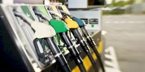 Estimarea care ne dă fiori: s-ar putea dubla prețul benzinei? Cât timp ar trebui să fie închisă strâmtoarea Hormuz ca să ajungem la 4 euro pe litru?