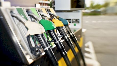 Estimarea care ne dă fiori: s-ar putea dubla prețul benzinei? Cât timp ar trebui să fie închisă strâmtoarea Hormuz ca să ajungem la 4 euro pe litru?