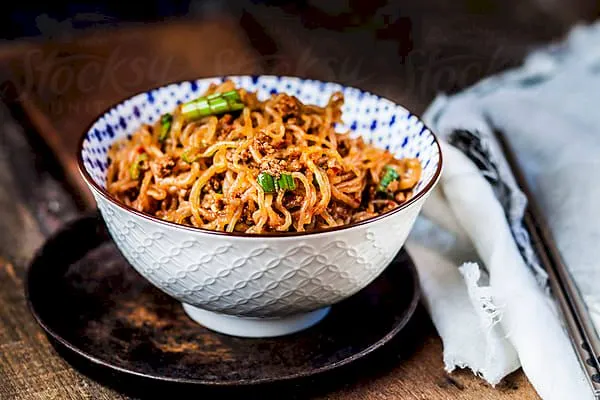 Ce este faimoasa mâncare „furnici în copac”? Cum se prepară?