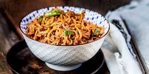 Ce este faimoasa mâncare „furnici în copac”? Cum se prepară?