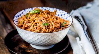 Ce este faimoasa mâncare „furnici în copac”? Cum se prepară?