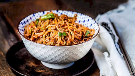 Ce este faimoasa mâncare „furnici în copac”? Cum se prepară?