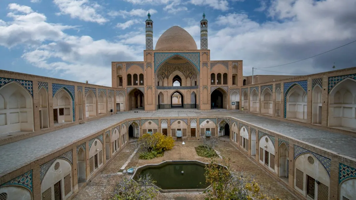 De ce iranienii atât de mult preț pe religie? Cum a ajuns Iranul țară islamică? În ce credeau inițial persanii, strămoșii iranienilor?