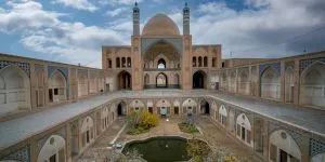 De ce iranienii atât de mult preț pe religie? Cum a ajuns Iranul țară islamică? În ce credeau inițial persanii, strămoșii iranienilor?