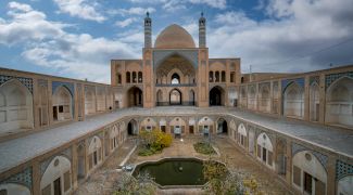 De ce iranienii atât de mult preț pe religie? Cum a ajuns Iranul țară islamică? În ce credeau inițial persanii, strămoșii iranienilor?