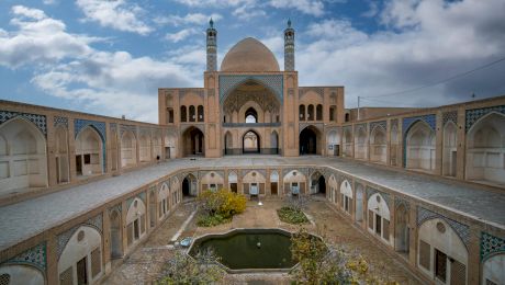 De ce iranienii atât de mult preț pe religie? Cum a ajuns Iranul țară islamică? În ce credeau inițial persanii, strămoșii iranienilor?