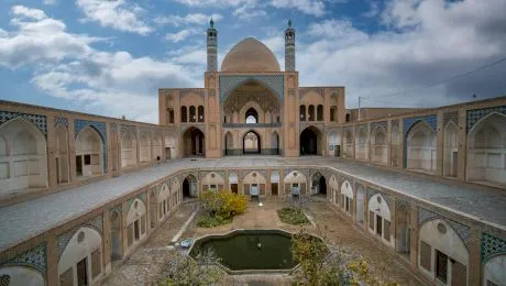 De ce iranienii atât de mult preț pe religie? Cum a ajuns Iranul țară islamică? În ce credeau inițial persanii, strămoșii iranienilor?