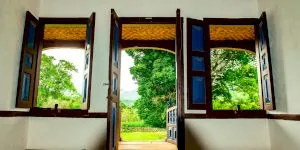 De ce uităm ce am vrut să facem când intrăm într-o cameră? Explicația fascinantă a ‘Efectului Pragului’