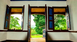 De ce uităm ce am vrut să facem când intrăm într-o cameră? Explicația fascinantă a ‘Efectului Pragului’