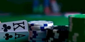 Logica din spatele designului: De ce sunt mesele de poker rotunde și ce secret ascunde roata de ruletă?