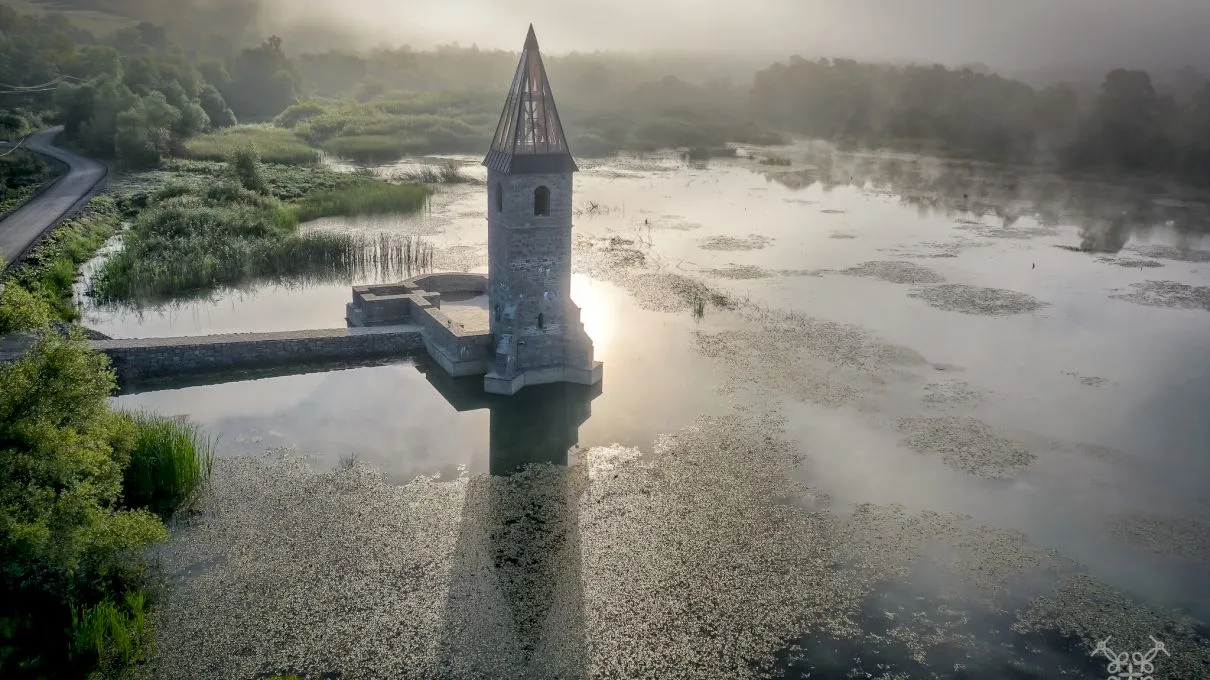 Orașul scufundat de la Bezidu Nou: Povestea tragică a satului din Transilvania inundat intenționat, unde turla bisericii încă iese din apă