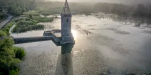 Orașul scufundat de la Bezidu Nou: Povestea tragică a satului din Transilvania inundat intenționat, unde turla bisericii încă iese din apă