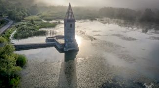 Orașul scufundat de la Bezidu Nou: Povestea tragică a satului din Transilvania inundat intenționat, unde turla bisericii încă iese din apă