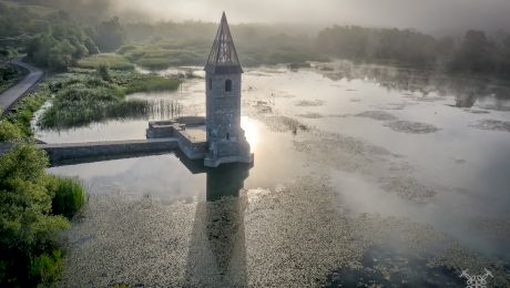 Orașul scufundat de la Bezidu Nou: Povestea tragică a satului din Transilvania inundat intenționat, unde turla bisericii încă iese din apă