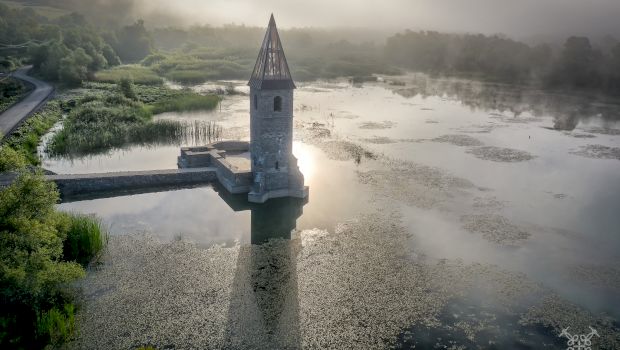 Orașul scufundat de la Bezidu Nou: Povestea tragică a satului din Transilvania inundat intenționat, unde turla bisericii încă iese din apă