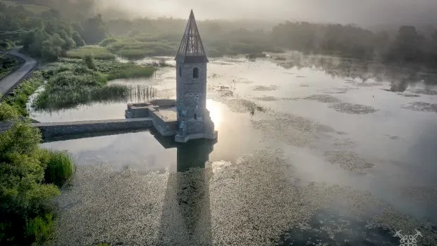 Orașul scufundat de la Bezidu Nou: Povestea tragică a satului din Transilvania inundat intenționat, unde turla bisericii încă iese din apă