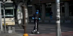 Pro și contra. Ar trebui să avem voie cu trotinete în oraș?