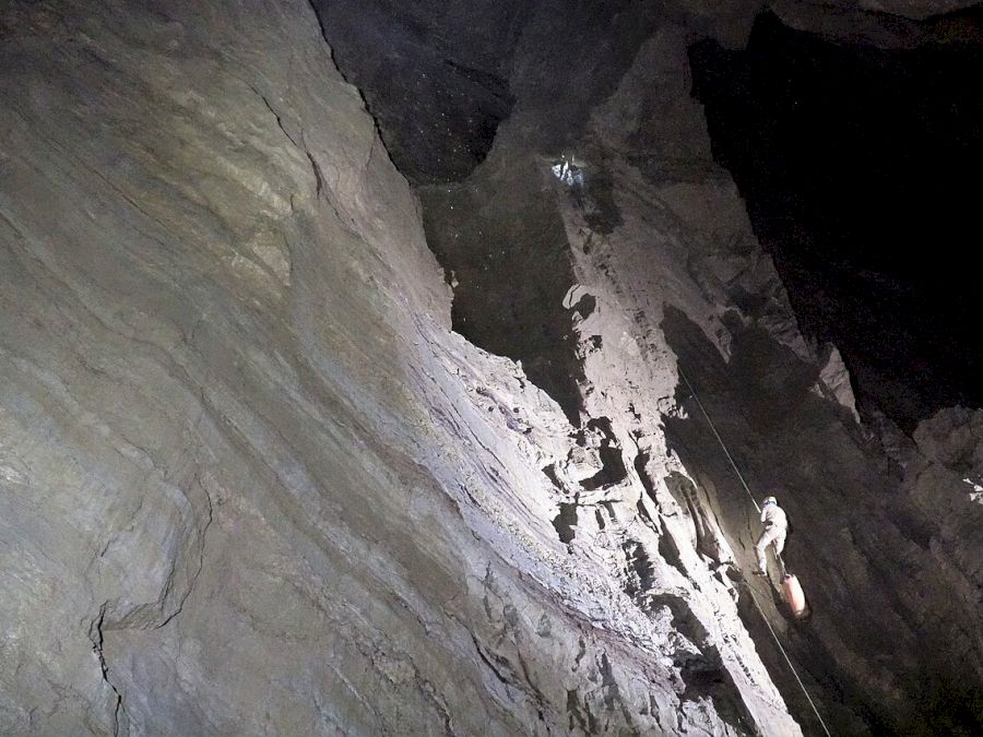 Veryovkina_cave._Babatunda_pit