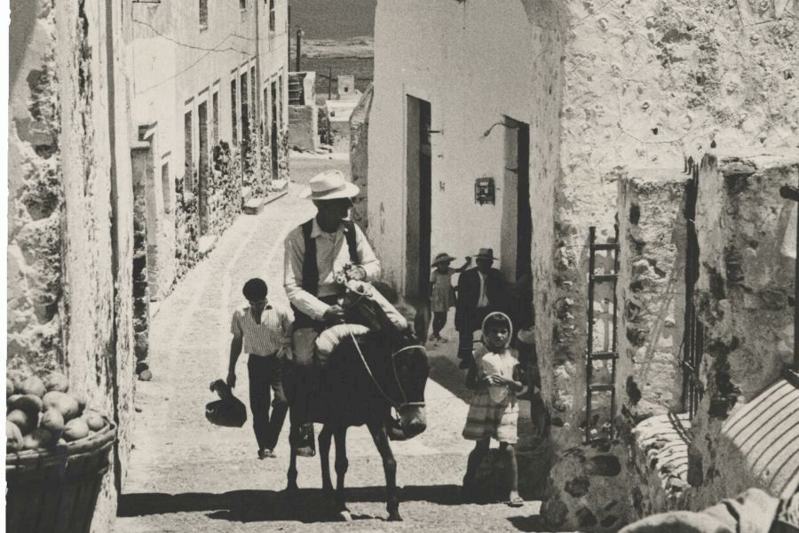 1.Santorini-70s-900x600