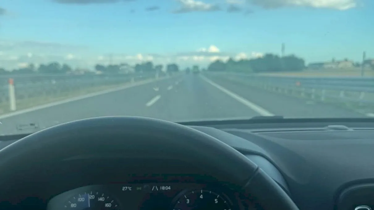 Românii nu știu să meargă pe autostradă. 5 greșeli pe care le fac conducătorii auto pe autostrăzi