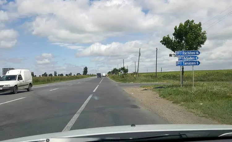Pe E85 ești obligat să te dai pe banda 1 dacă vine o mașină cu viteză din spate?