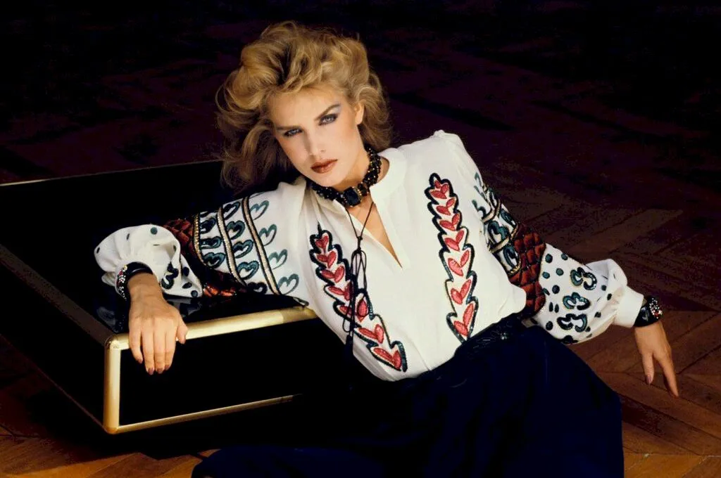 Povestea care a impresionat lumea modei: Cum a lansat Yves Saint Laurent o colecție întreagă inspirată de ia românească?