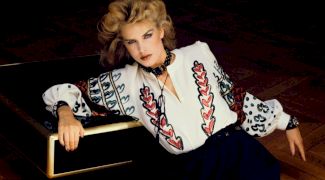 Povestea care a impresionat lumea modei: Cum a lansat Yves Saint Laurent o colecție întreagă inspirată de ia românească?