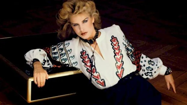 Povestea care a impresionat lumea modei: Cum a lansat Yves Saint Laurent o colecție întreagă inspirată de ia românească?