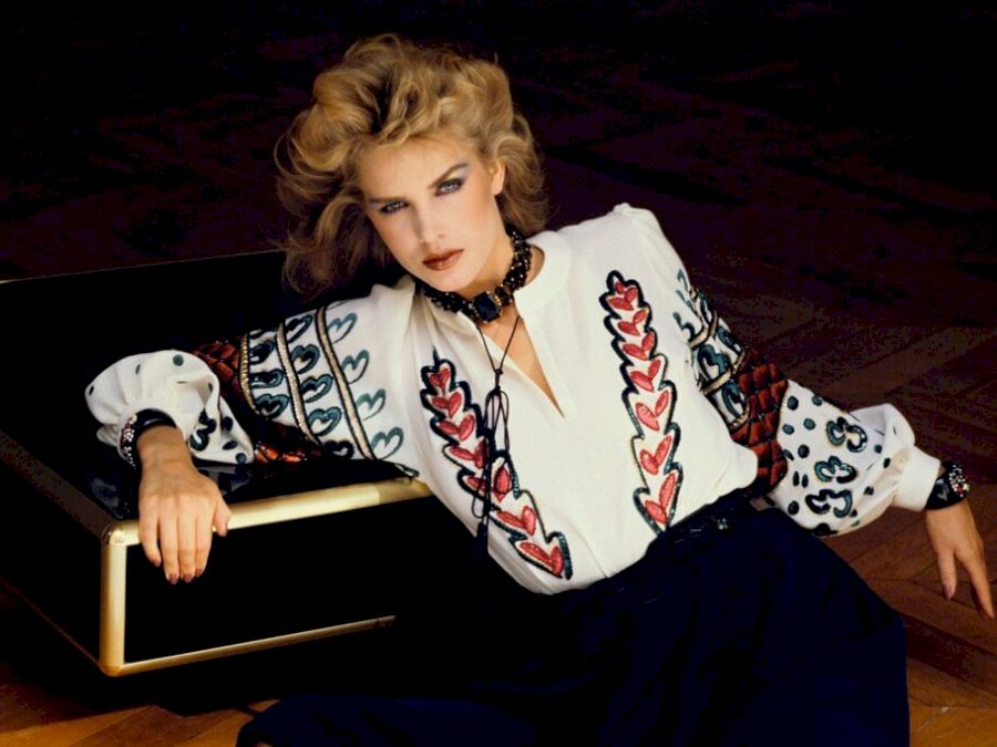 Annette-Stai-in-La-blouse-roumaine-de-Yves-Saint-Laurent-1024x683