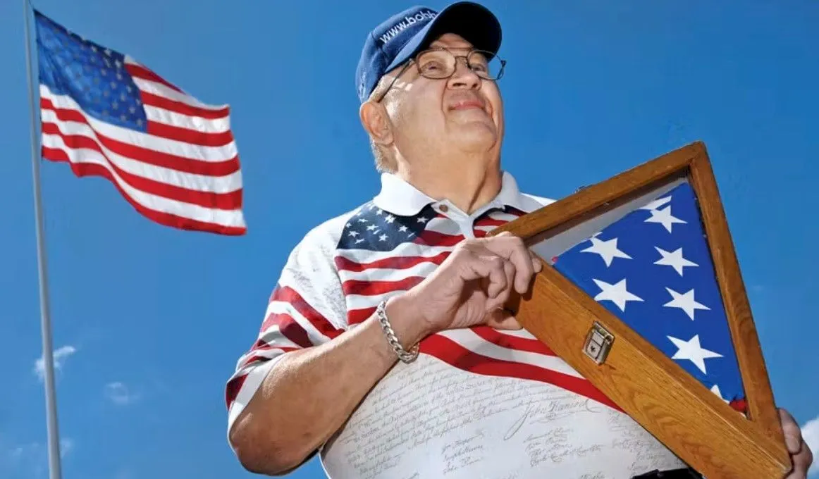 Povestea elevului care a proiectat steagul Statelor Unite ale Americii pe masa din bucătărie