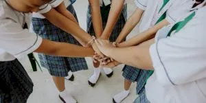 Ai vrea ca toți elevii să fie îmbrăcați la fel? Argumente pro și contra uniformelor școlare