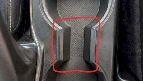 Care este rolul acestui spațiu între suporturile de pahare?