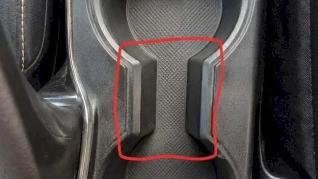 Care este rolul acestui spațiu între suporturile de pahare?