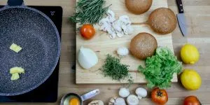 Alimentul ieftin din piață pe care toți românii îl cumpără, dar care poate deveni toxic dacă este gătit așa