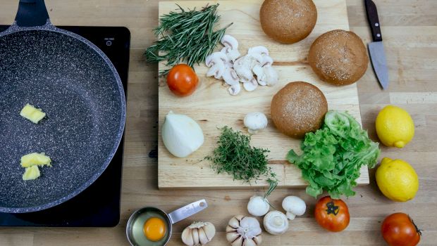 Alimentul ieftin din piață pe care toți românii îl cumpără, dar care poate deveni toxic dacă este gătit așa