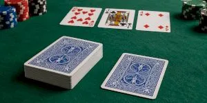 Ce înseamnă să „arzi” o carte și de ce se face acest lucru la unele jocuri de casino?