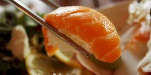 Care este istoria sushi-ului cu somon? Cum au ajuns japonezii să mănânce somon crud? Totul a început abia în anii ’80!