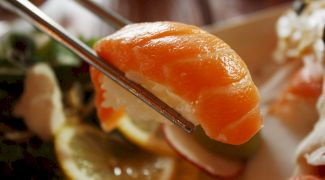 Care este istoria sushi-ului cu somon? Cum au ajuns japonezii să mănânce somon crud? Totul a început abia în anii ’80!