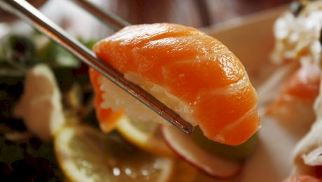 Care este istoria sushi-ului cu somon? Cum au ajuns japonezii să mănânce somon crud? Totul a început abia în anii ’80!