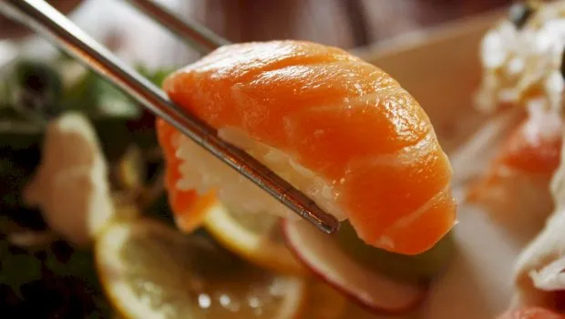 Care este istoria sushi-ului cu somon? Cum au ajuns japonezii să mănânce somon crud? Totul a început abia în anii ’80!