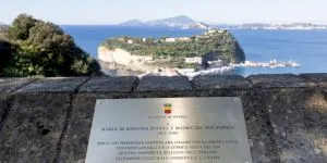 O placă comemorativă dedicată Reginei Maria a României a fost dezvelită în Napoli. Care este legătura Reginei Maria cu Napoli?